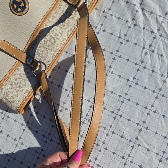 Giani Bernini Tan and Cream Designer Tote - Picture 5 of 16